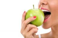 An apple before shopping keeps junk food on the shelf