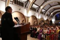 PNoy given warm welcome by (ex-)UP student... in France