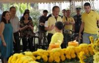 Aquino, sisters visit graves of parents on All Saints’ Day
