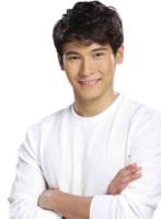 Enchong continues to give free swimming lessons to kids